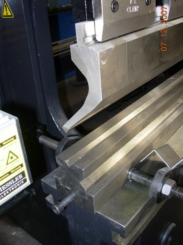 4 Möglichkeiten V stirbt CNC-Abkantpresse Werkzeugausstattung und 60&quot; die Radius-Spitze, die lange 3100mm locht