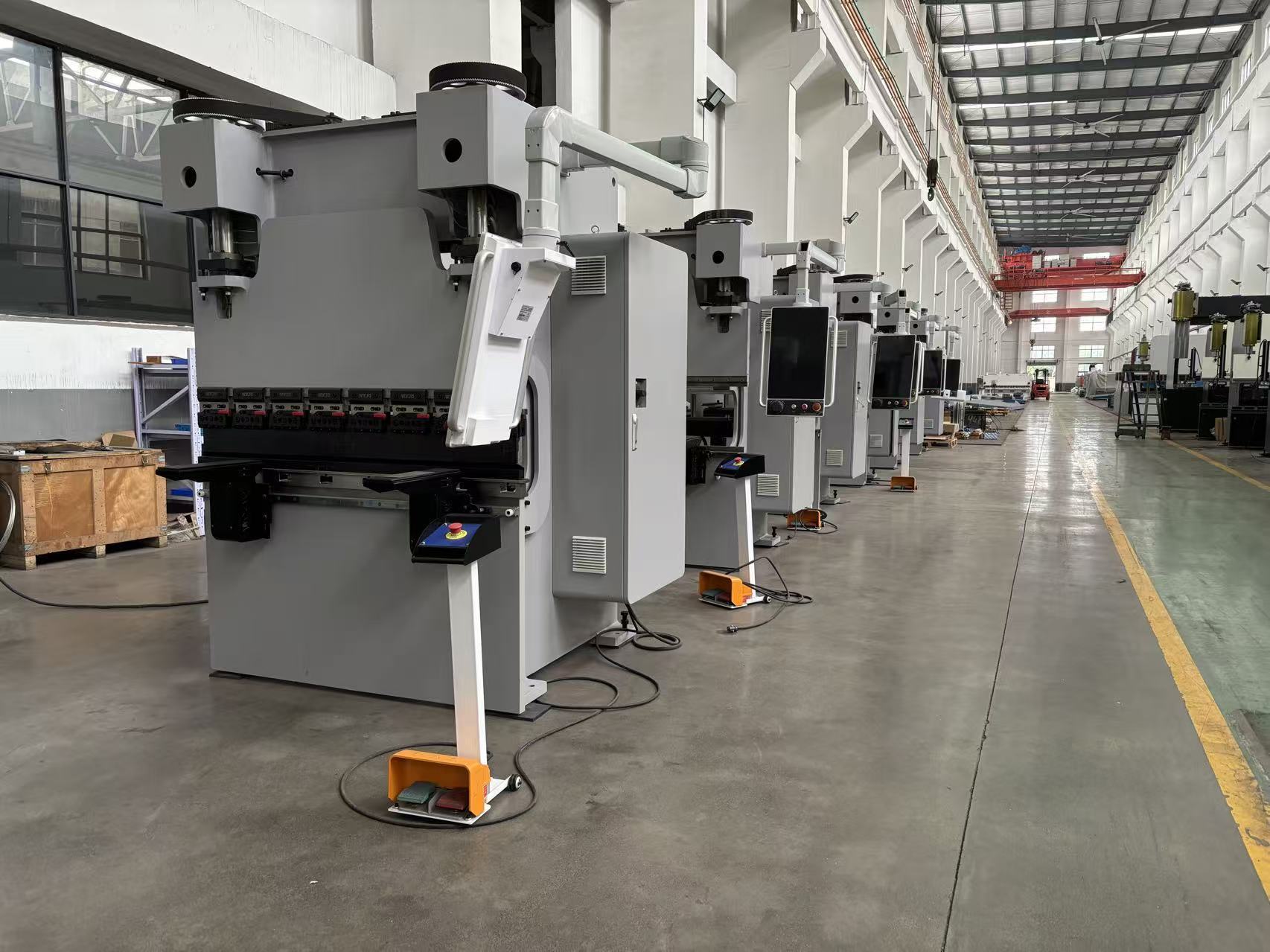 Neueste Unternehmensblogs über What Press Brake Tooling Should You Choose for Stainless Steel, Carbon Steel and Aluminum Bending?