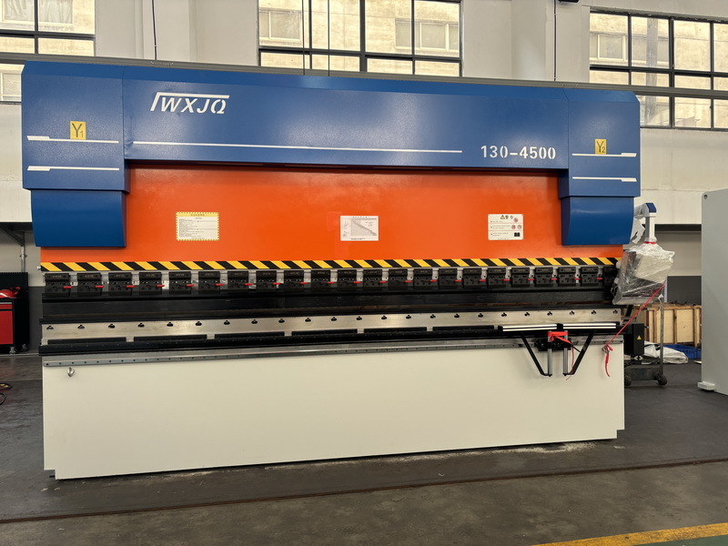 Neueste Unternehmensblogs über How to Choose the Right Press Brake Machine for Different Sheet Metal Thicknesses and Materials