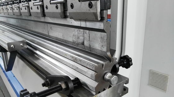 kaufen Der hochfester 30 Grad-scharfes lochendes Presse-125T materielles Schmieden Bremsdes werkzeug-42CrMo online manufacture