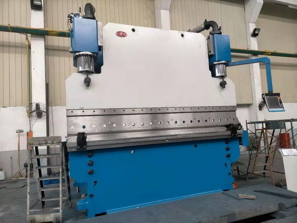400 T Schwerkraft-Hydraulische Druckbremse 7 m Länge Dicke 8 mm Blechbiegen