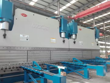 Automatische 1300T CNC Tandem Hydraulische Druckbremse 415V/50Hz Biegellänge 20 Meter