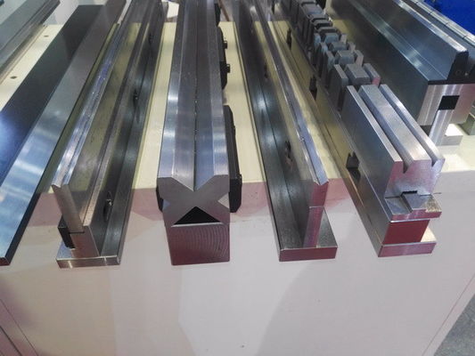 Zwei V-Boden-Die-Hydraulikpresse-Bremsen-Werkzeuge 42CrMo Wärmebehandlung HB300-350